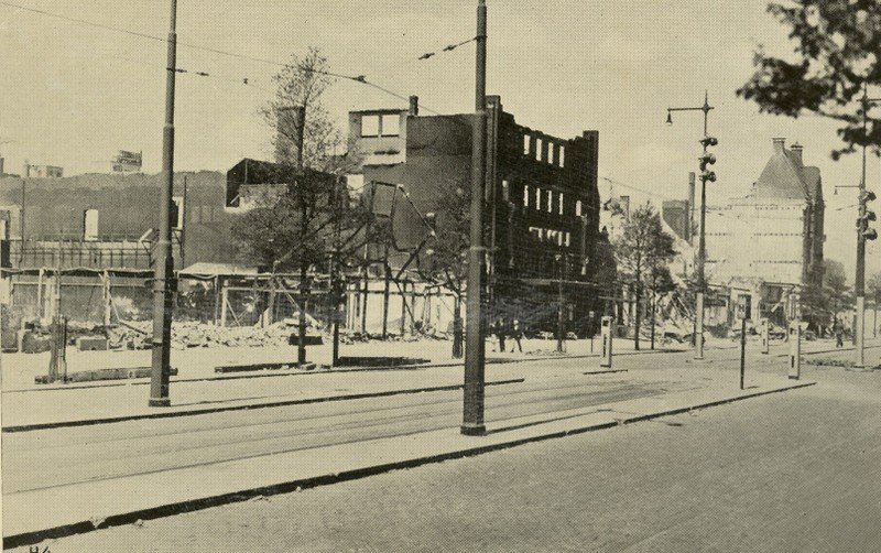 <p>De tabaksfabriek van Louis Dobbelmann aan de Hoogstraat in Rotterdam wordt door het bombardement van de Duitsers geheel verwoest. Het bedrijf zou echter in recordtijd een nieuwe vestiging openen in Waddinxveen.</p>