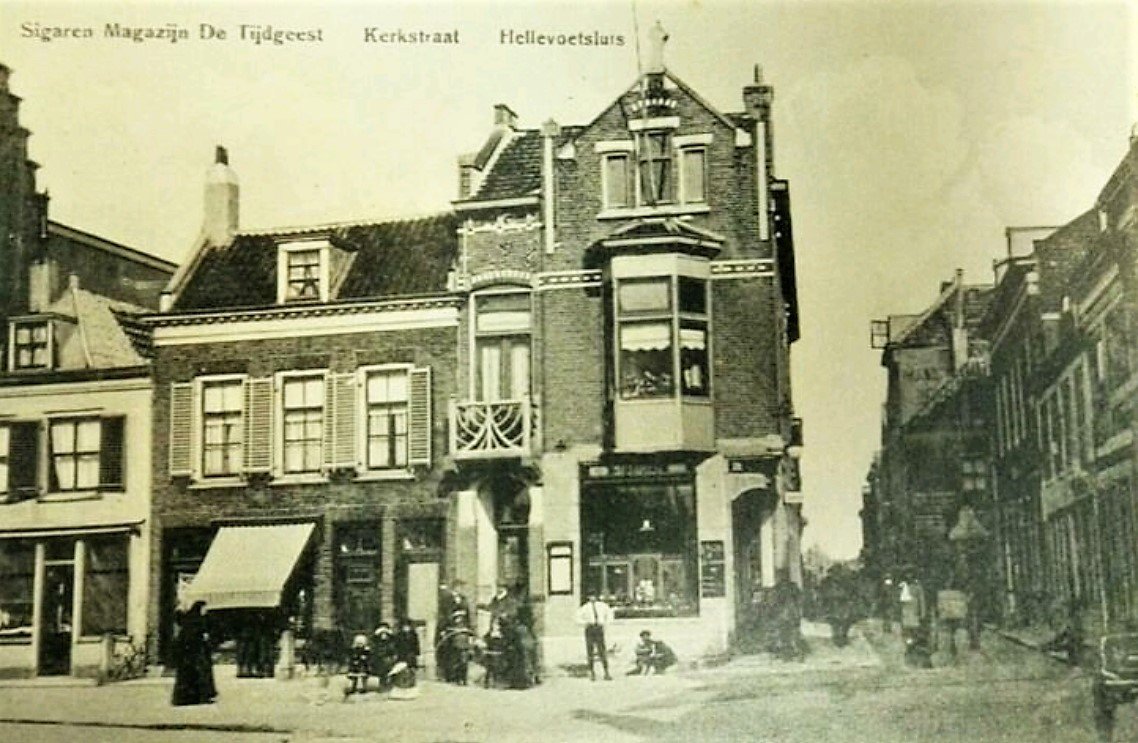 De Tijdgeest Sigarenmagazijn - Hellevoetsluis anno 1915 ANSICHTKAART MP De Tijdgeest Sigarenmagazijn - Hellevoetsluis anno 1915 ANSICHTKAART MP