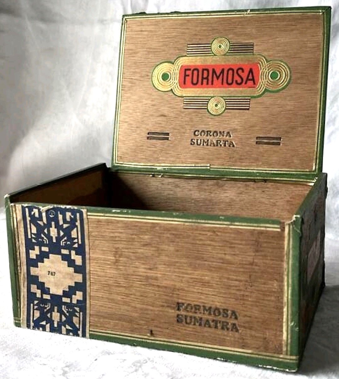 FORMOSA - CORONA SUMATRA kist 50 sigaren kleinhandelsprijs f.3,00 banderol 767 MP FORMOSA - CORONA SUMATRA kist 50 sigaren kleinhandelsprijs f.3,00 banderol 767 MP