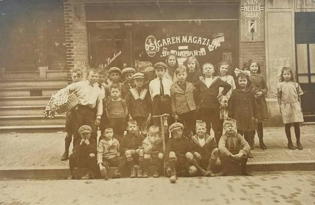 Lunteren P. van Sigarenmagazijn De Diamant - Amsterdam anno 1923 ANSICHTKAART MP Lunteren P. van Sigarenmagazijn De Diamant - Amsterdam anno 1923 ANSICHTKAART MP