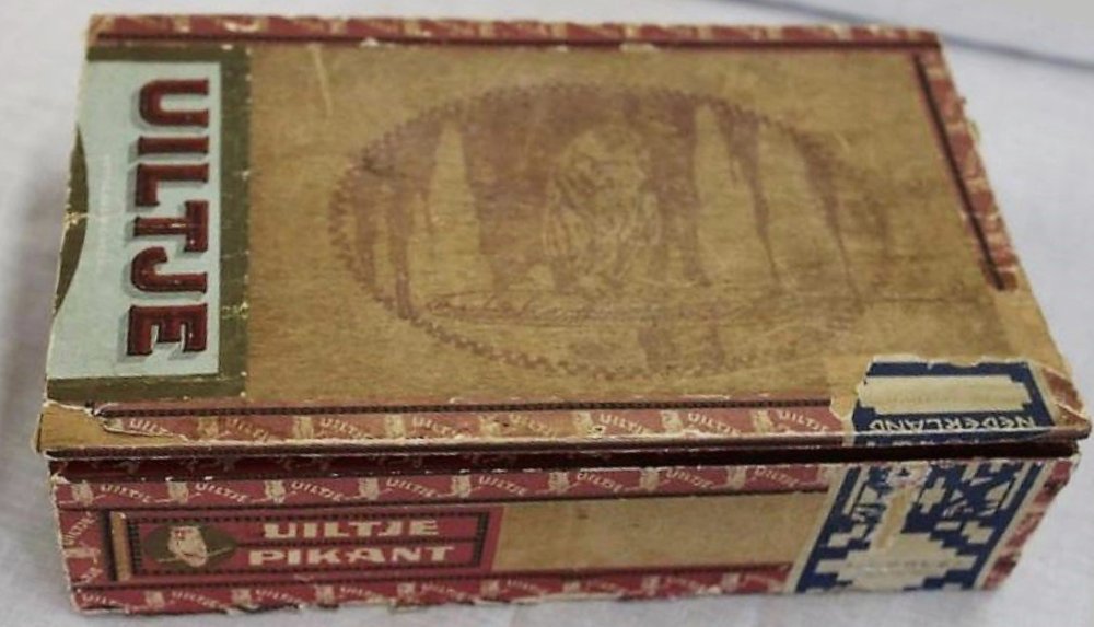 UILTJE-PIKANT kist 50 sigaren kleinhandelsprijs f4.00 banderol 2386 UILTJE-PIKANT kist 50 sigaren kleinhandelsprijs f4.00 banderol 2386