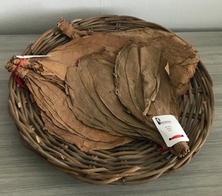 Mand met tabaksbladeren R Mand met tabaksbladeren R