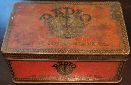 RADIO blik, 50 sigaren kleinhandels prijs f1,00, banderol 3246 M RADIO blik, 50 sigaren kleinhandels prijs f1,00, banderol 3246 M